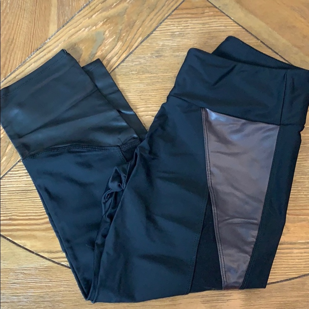 Onzie cropped leggings. Mesh on side.